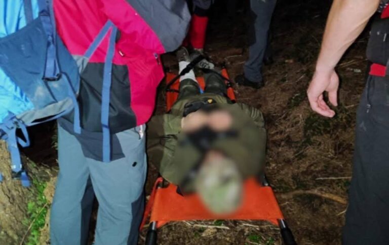 На Верховинщині рятувальники допомогли туристу, який травмувався біля водоспаду на горі (ФОТО)