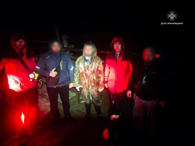 На Франківщині у горах заблукали троє туристів: їх розшукали рятувальники