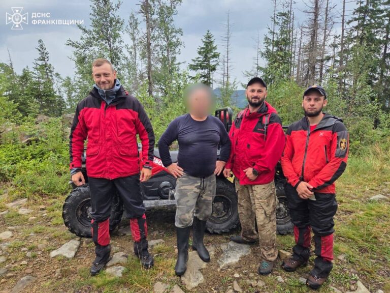 На Прикарпатті чоловік заблукав у горах: його розшукали рятувальники