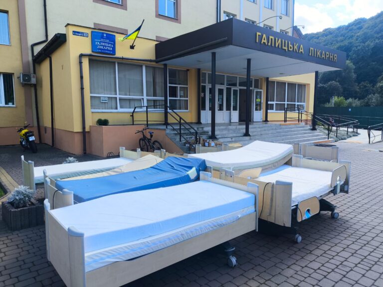 Ліжка та харчування: Галицька лікарня отримала благодійну допомогу (ФОТО)