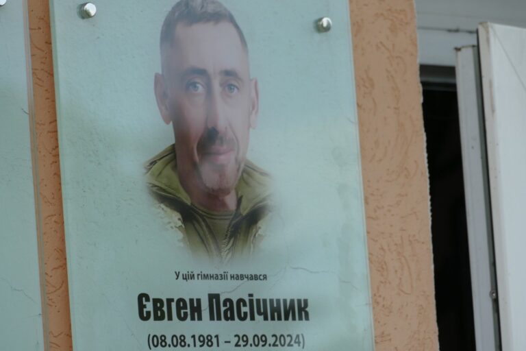На Калущині відкрили меморіальну дошку полеглому захиснику Євгену Пасічнику (ФОТО)