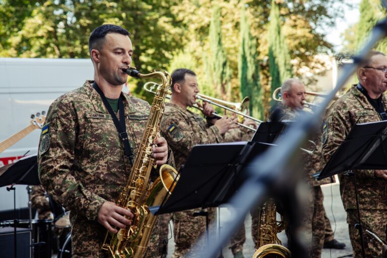 “Музика – міст, який з’єднує серця та дарує надію”: у Франківську оркестр 50 полку НГУ зіграв концерт для пацієнтів лікарні (ФОТО)