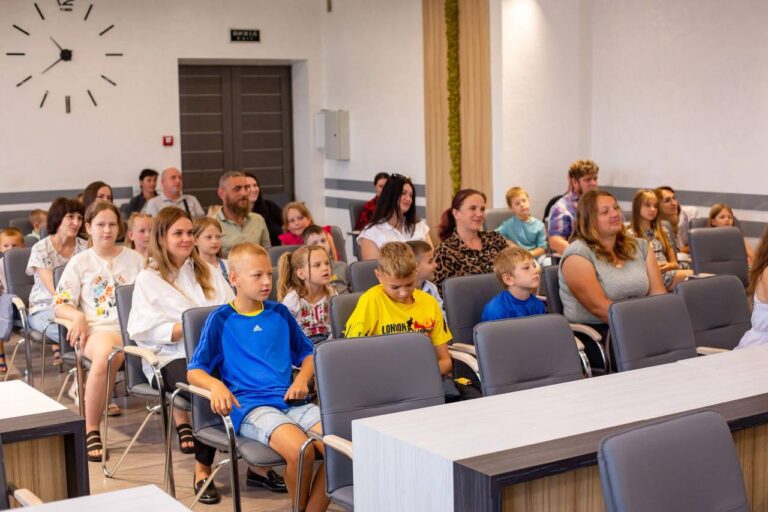 На портфелі та шкільне приладдя: 32 першокласники захисників отримали сертифікати на 1500 гривень
