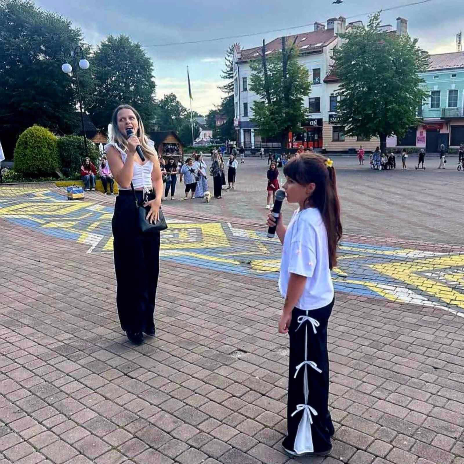 У Калуші на благодійному караоке зібрали понад три тисячі гривень для ЗСУ (ФОТО)