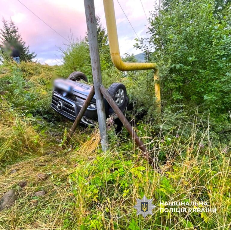 В Солотвинській громаді Mercedes-Benz злетів у кювет та перекинувся: пасажирку госпіталізували (ФОТО)