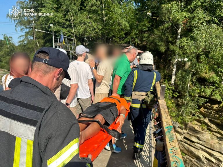 В Яремче юнак травмував ногу рибальським гачком: його госпіталізували (ФОТО)