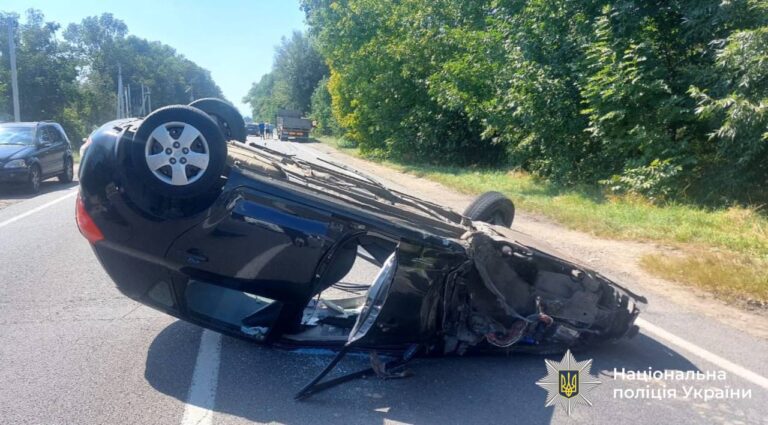 На Калущині КІА зіткнувся з вантажівкою та перекинувся (ФОТО)