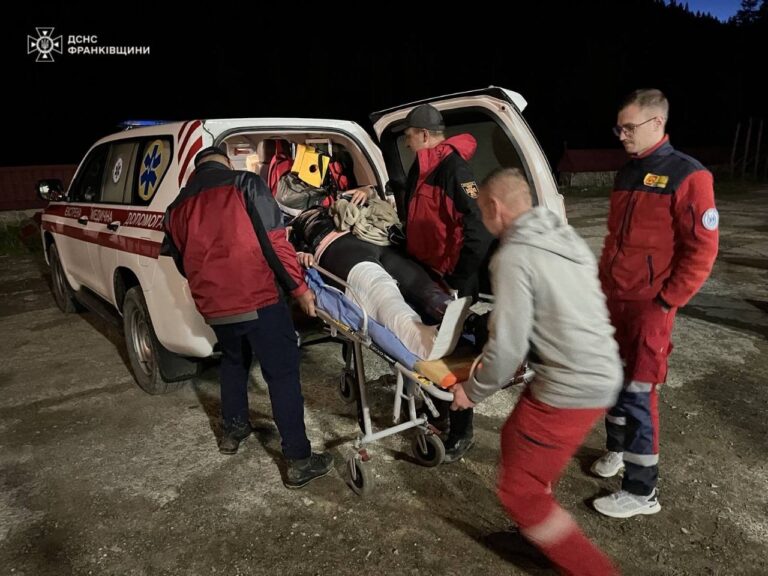 У Карпатах травмувалися двоє туристів: їм допомогли рятувальники (ФОТО)