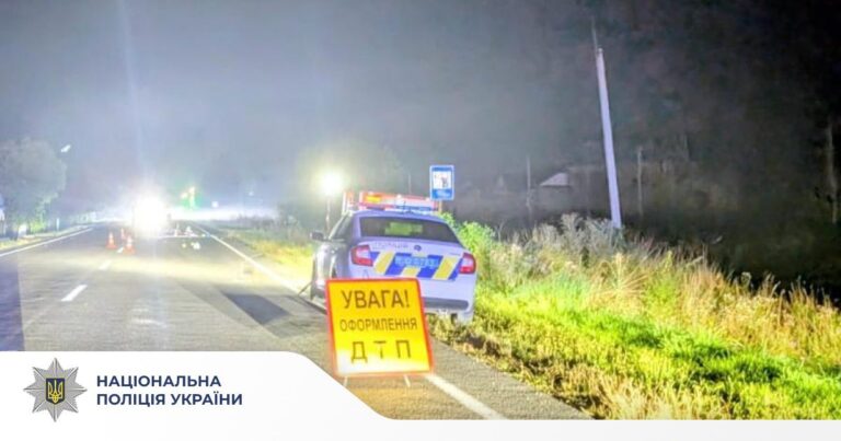 На Коломийщині вантажівка збила пішохода й перекинулася, а Audi повторно наїхав на чоловіка (ФОТО)