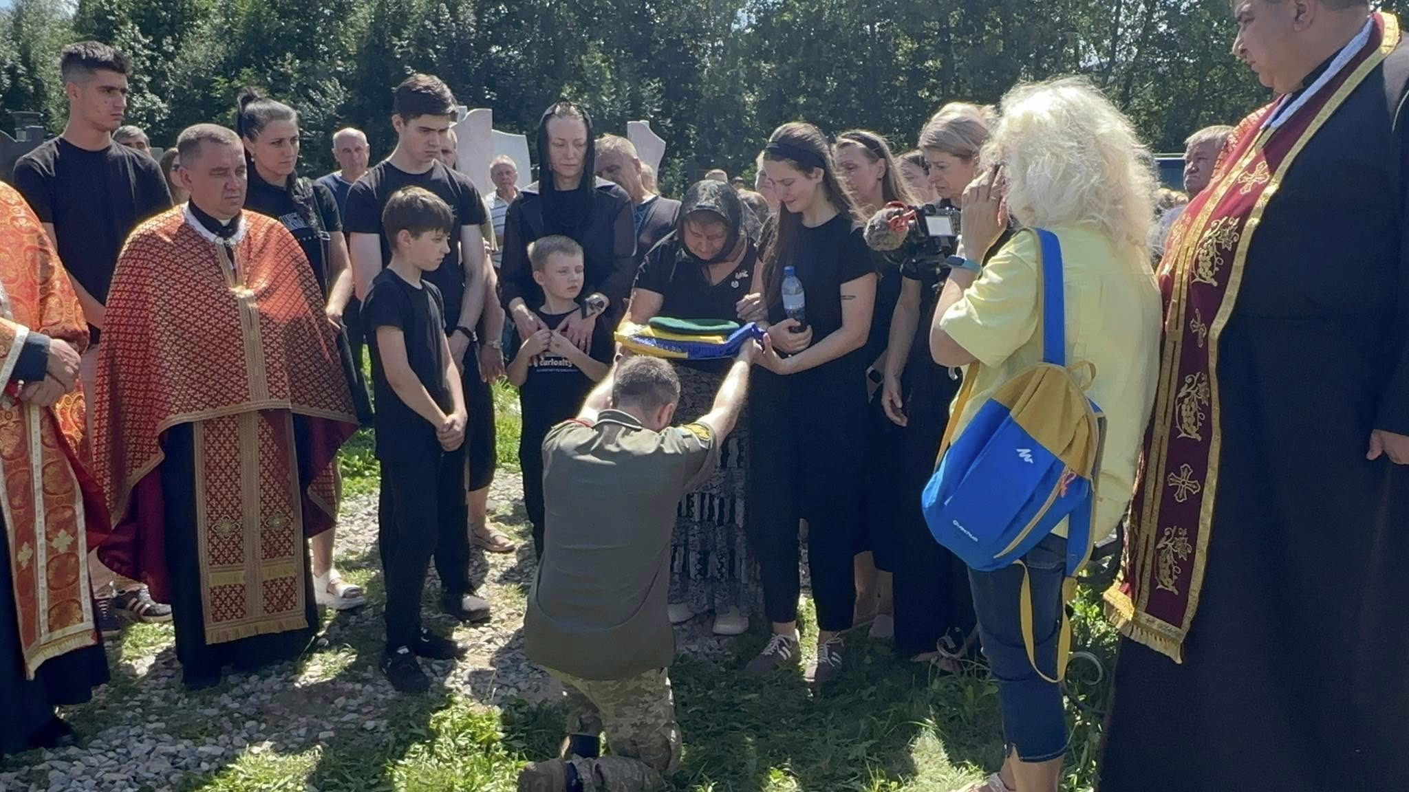 У Надвірнянській громаді попрощалися з героєм Романом Савицьким зі Стримби (ФОТО)