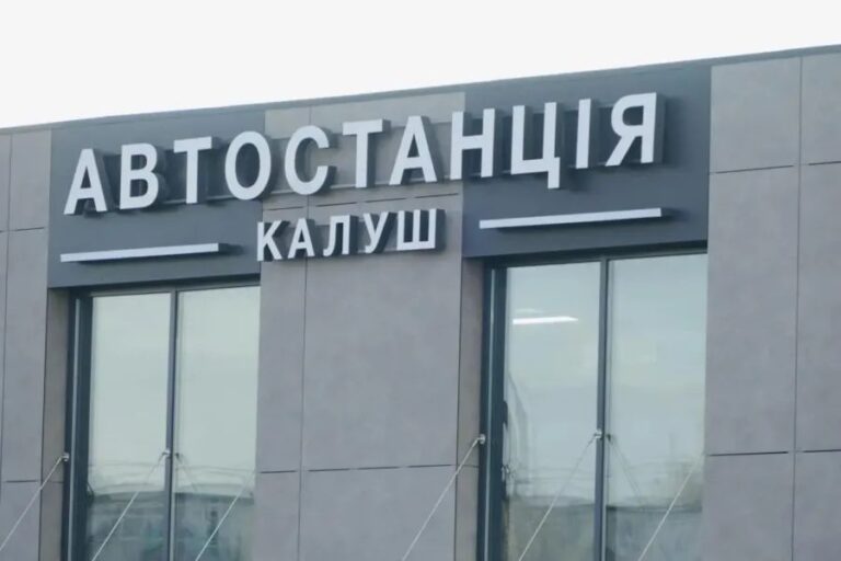 На автостанції в Калуші встановлять додаткові лавки та навіси