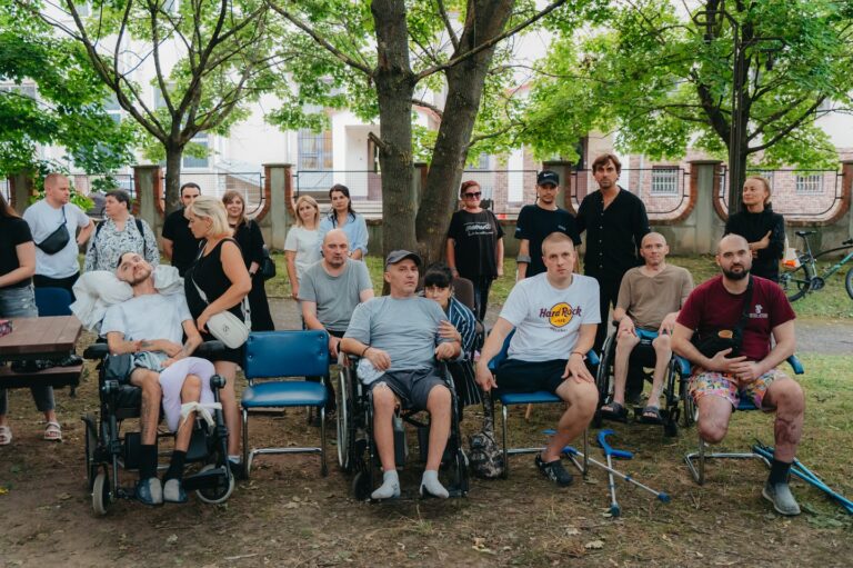 У Франківську біля обласної лікарні облаштовують адаптивний сквер