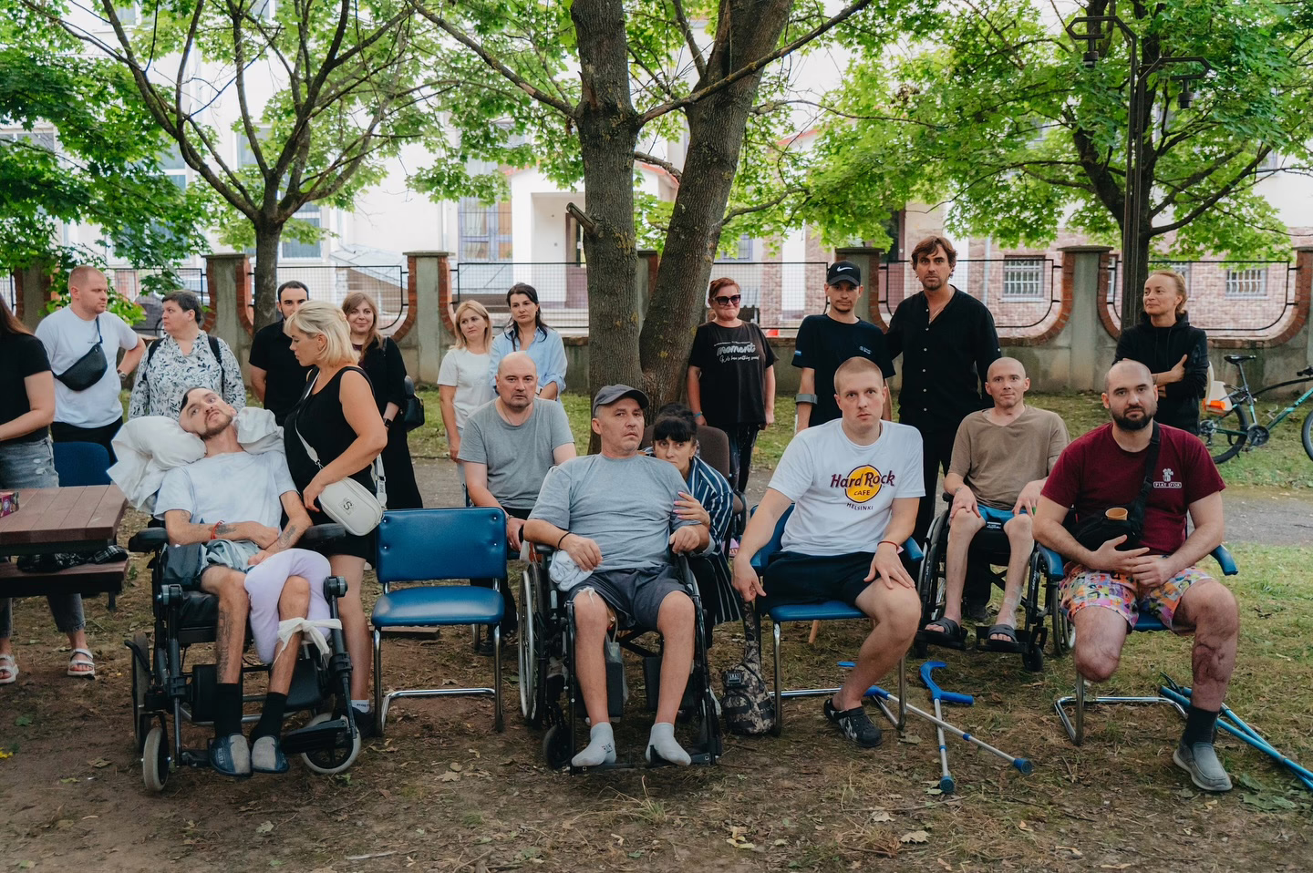 У Франківську біля обласної лікарні облаштовують адаптивний сквер