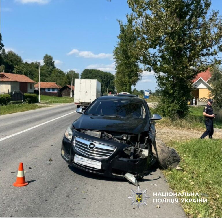 Виконував маневр: на Коломийщині Opel зіткнувся з мотоциклом (ФОТО)