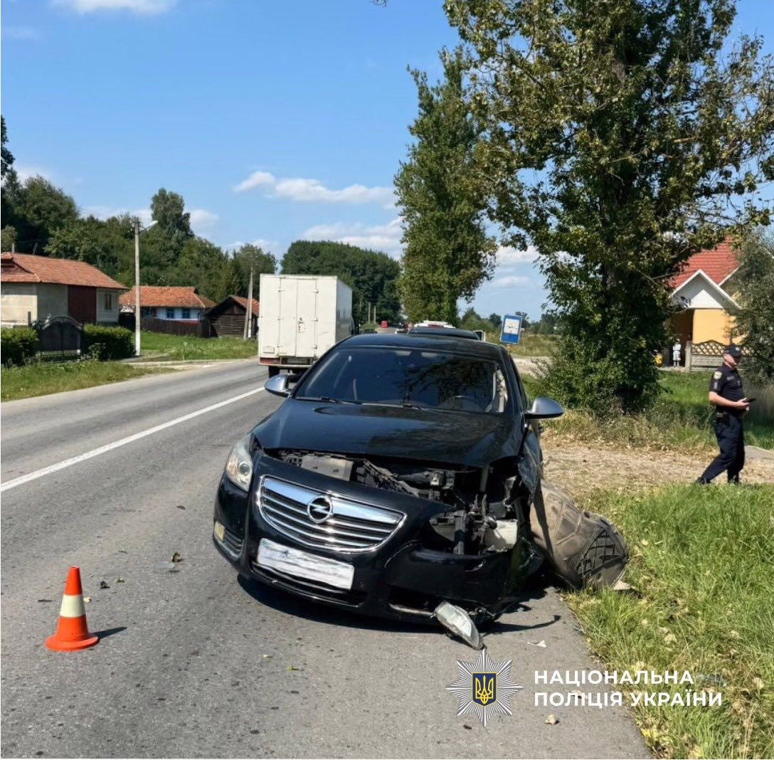 Виконував маневр: на Коломийщині Opel зіткнувся з мотоциклом (ФОТО)