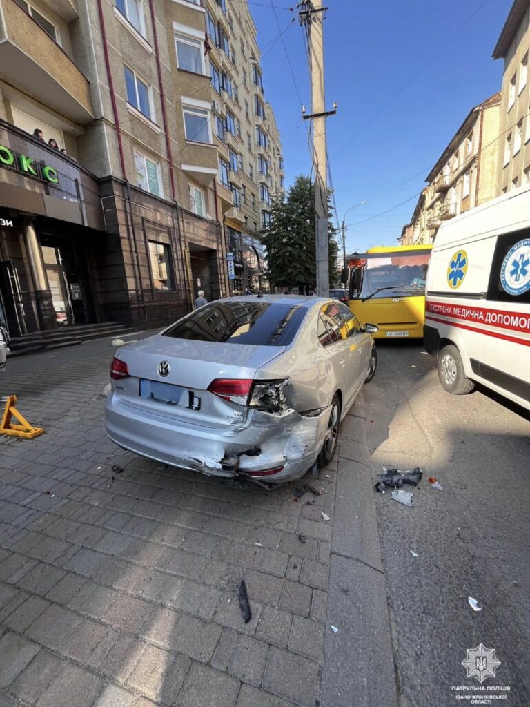 23-річний водій Tesla вчинив потрійне ДТП на Січових Стрільців (ФОТО)