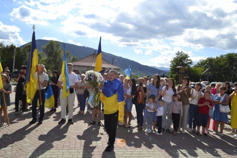 Теплими словами, оплесками та молитвою на Верховинщині зустріли звільненого з полону Петра Недоходюка (ФОТО)