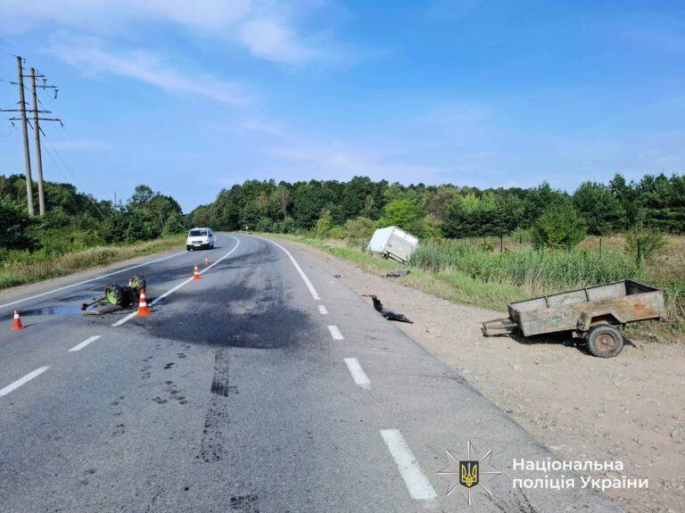 На Прикарпатті зіткнулися вантажівка та мотоблок: є постраждалий (ФОТО)