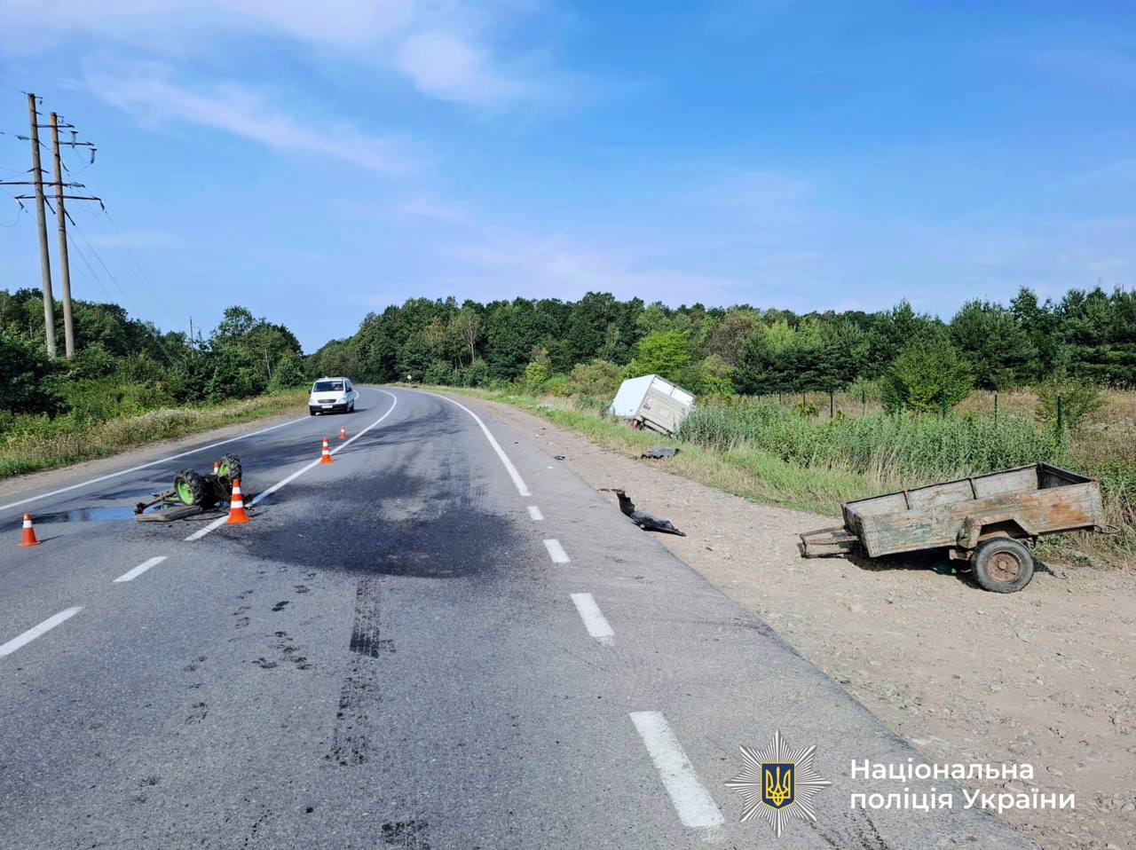 На Прикарпатті зіткнулися вантажівка та мотоблок: є постраждалий (ФОТО)