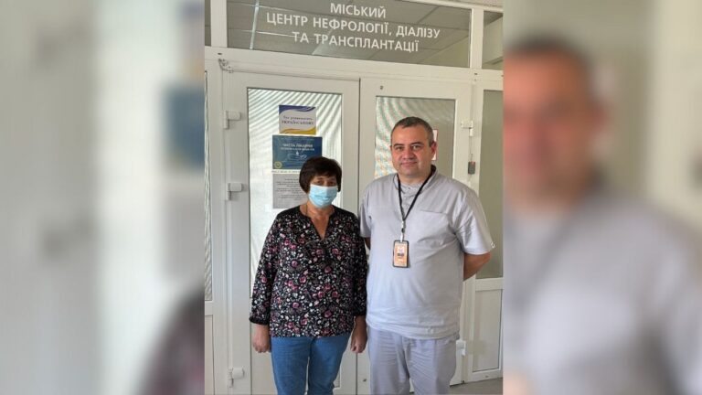 “Більше місяця живе без діалізу”: як франківські лікарі пересадили нирку жінці та повернули до звичного життя