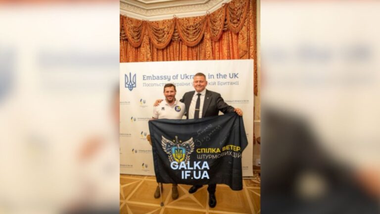 Генералу Валерію Залужному подарували прапор від спілки ветеранів штурмових дій з підписами франківських ветеранів (ФОТОФАКТ)
