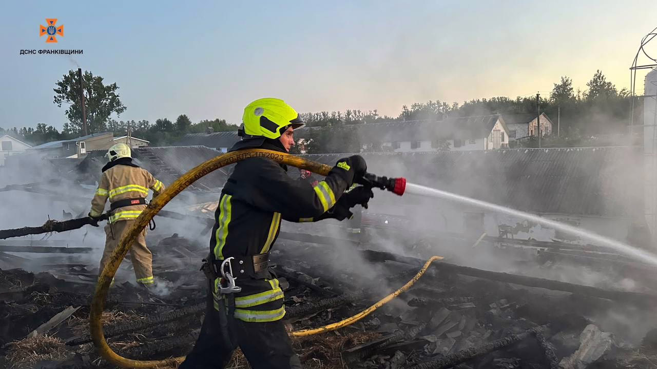На Франківщині горіли 1500 м² крівлі птахоферми: гасили 32 вогнеборці (ФОТО, ВІДЕО)