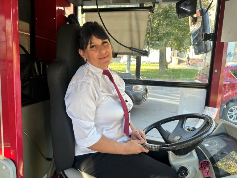 У Франківську з’явилась перша жінка-водійка комунального автобуса