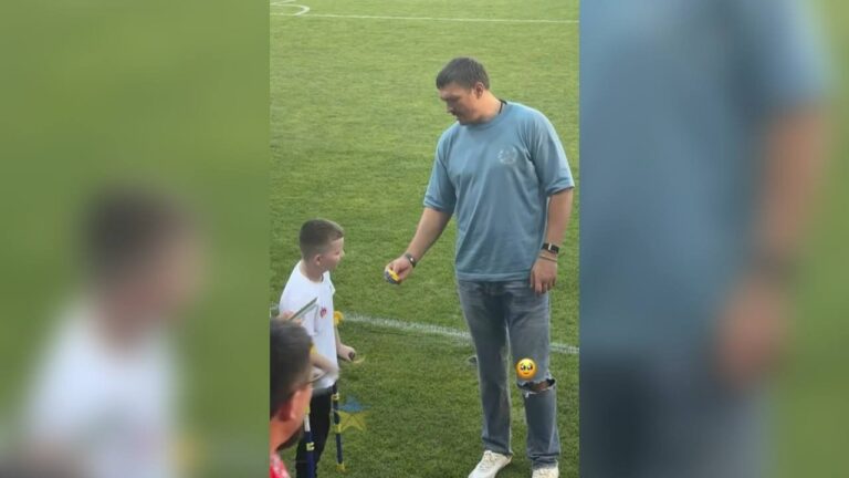 Олександр Усик зробив подарунок 10-річному прикарпатцю, який втратив ногу через рак