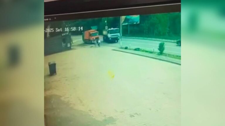 Були у сліпій зоні: у Яремче дві дівчини потрапили під вантажівку, відомий їх стан