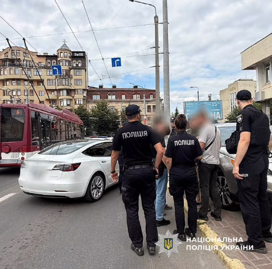 Демонстрував макет автомата з авто: у Франківську знайшли водія Tesla (ФОТО)