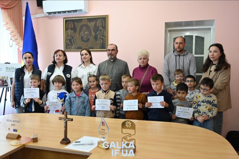 У Франківську школярі особливих категорій отримали сертифікати на приладдя від Карітасу (ФОТО)