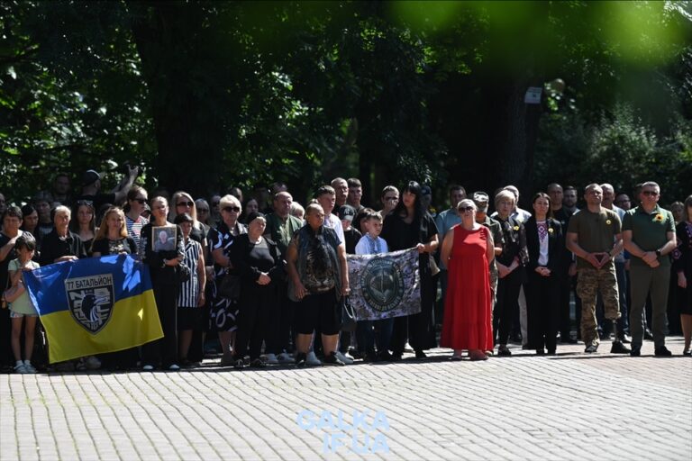 “Для мене цей день – пам’ять про мого героя”: у Франківську пролунав Дзвін Пам’яті (ФОТО)