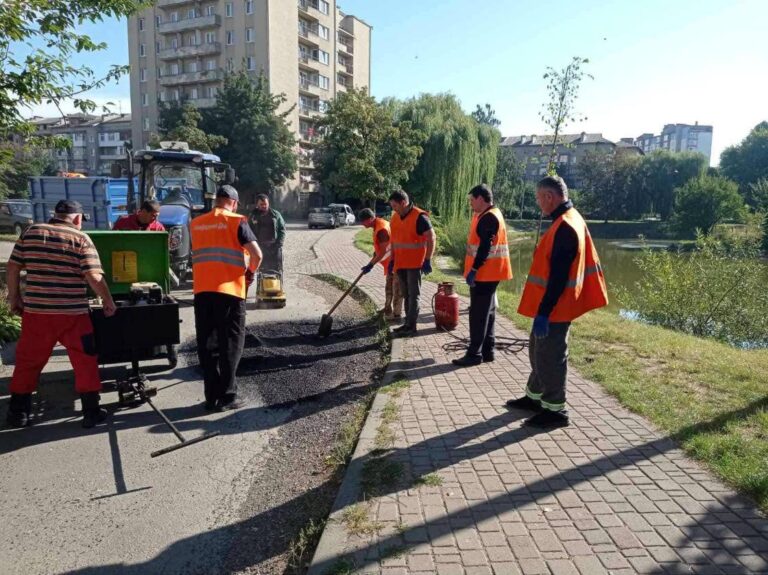 У Франківську працівники виконкому та заступник Марцінківа ліквідували ями на Мазепи (ФОТО)