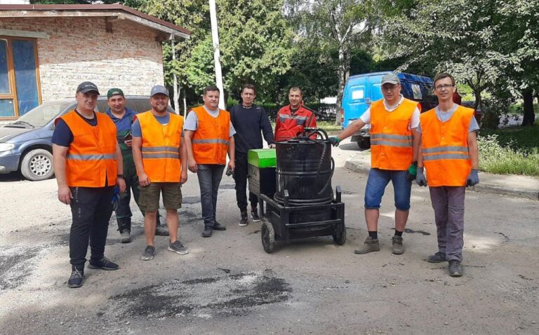 У Франківську чиновники знову ходили асфальтувати дороги (ФОТО)