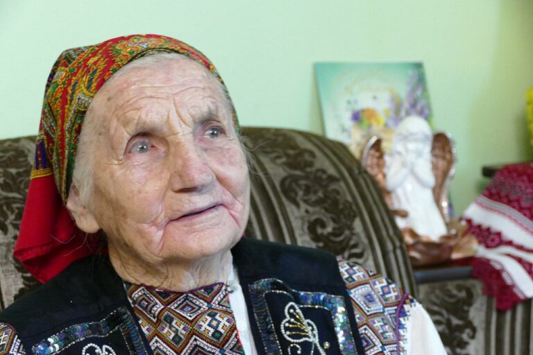 18 онуків, 28 правнуків та праправнучка: Марія Родзінська з Копанок відзначила 101-річчя (ФОТО)