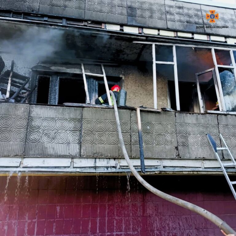 У Франківську загорілась квартира: врятували жінку та евакуювали сімох мешканців будинку(ФОТО)