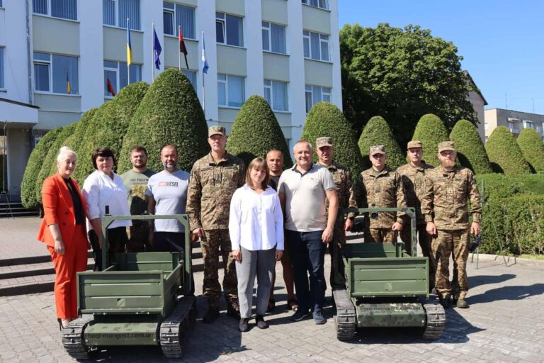 Керівники та депутати Долинської громади передали два наземні дрони 50 полку НГУ (ФОТО)