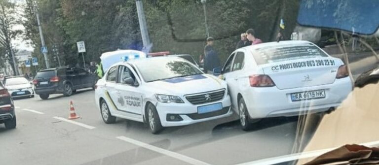 У Франківську сталася потрійна ДТП за участі поліцейського авто (ФОТО)