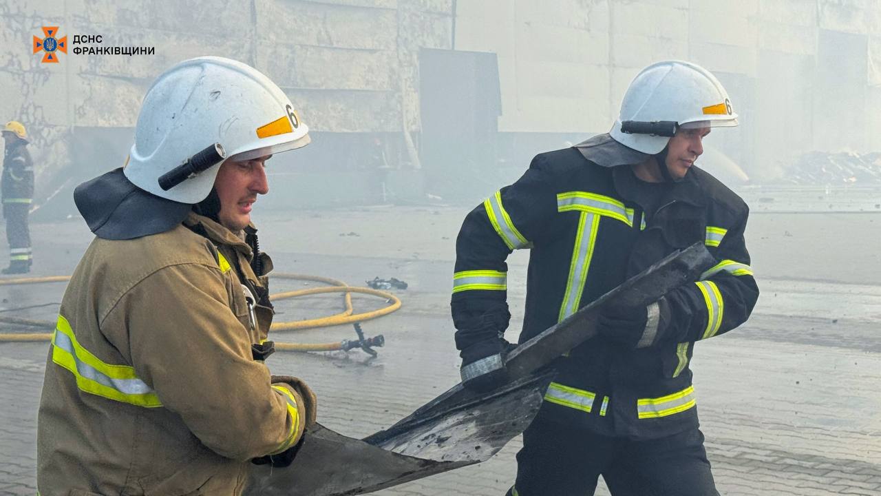 Пожежу на Калущині, спричинену російським обстрілом, ліквідували (ФОТО)