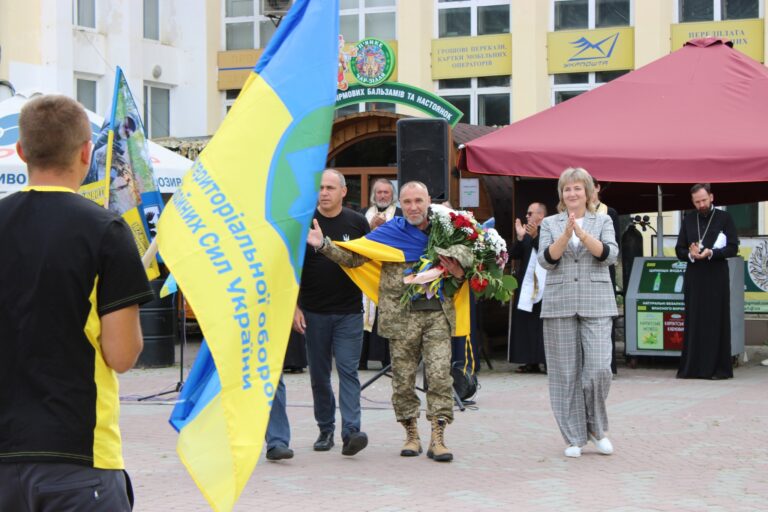 З обіймами та прапорами: на Верховинщині після полону зустріли воїна Володимира Кутового (ФОТО)
