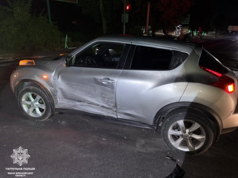 У Франківську водійка з 3,13 проміле алкоголю в’їхала у Nissan (ФОТО З МІСЦЯ)