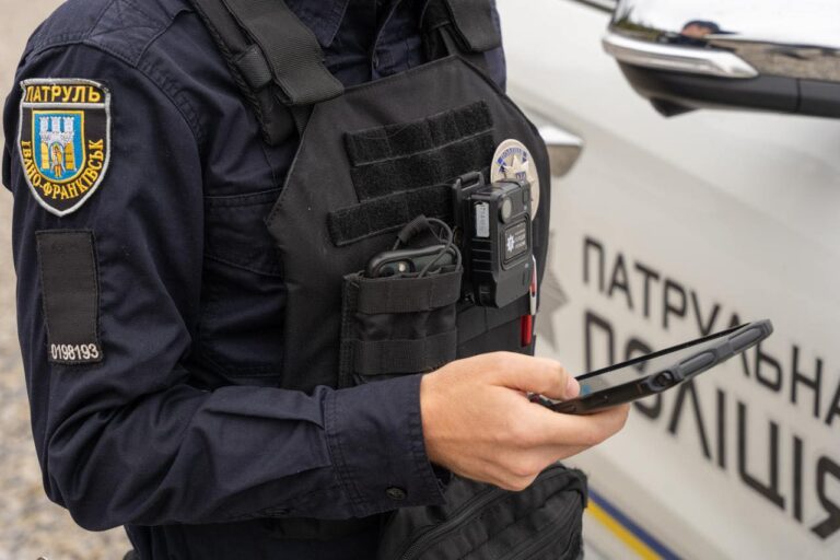 У Франківську патрульні затримали чоловіка, який перебував у розшуку