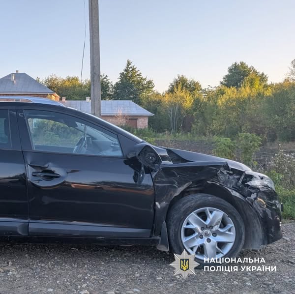 На Коломийщині Renault зіткнувся з мотоциклом: 15-річного водія двоколісника госпіталізували (ФОТО)