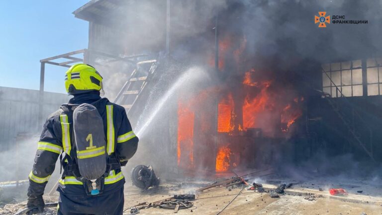 Менше ніж за годину пожежу ліквідували: у Загвізді горіло складське приміщення (ФОТО)