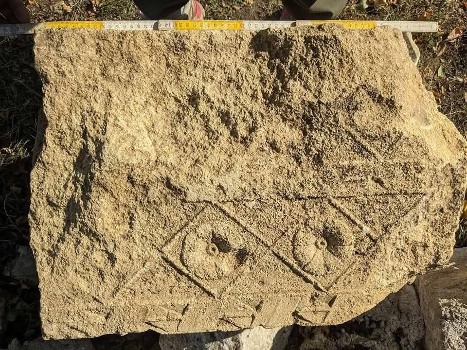 У Галицькому замку знайшли камінь із ренесансною різьбою