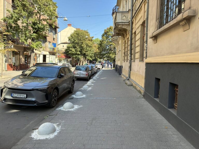 “Це не мішає паркуватися прямо на дорозі”: франківці про нові антипаркувальні півкулі на вулиці Чорновола