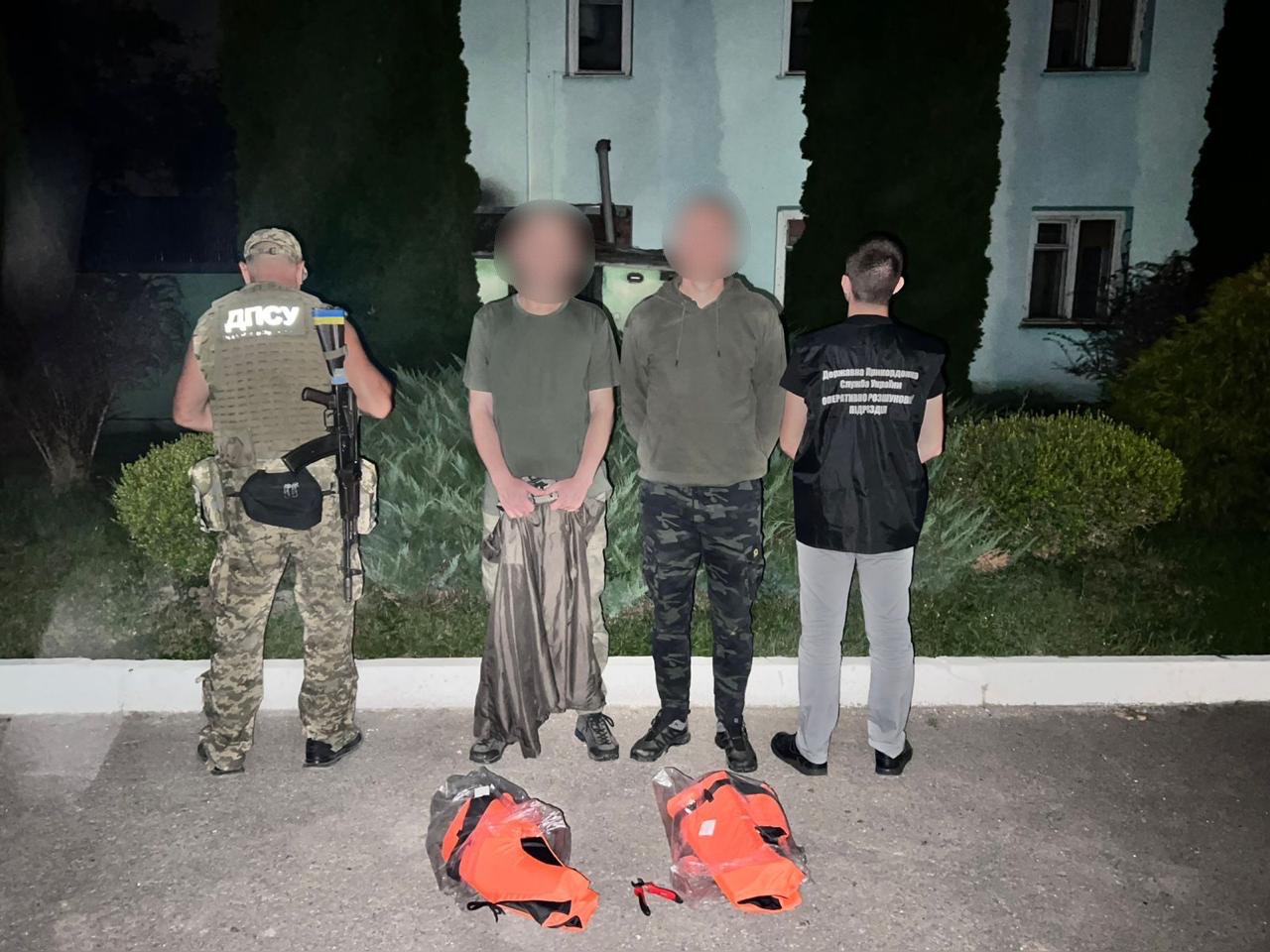 Планували перерізати загородження: двох прикарпатців затримали під час незаконного перетину кордону (ФОТО)