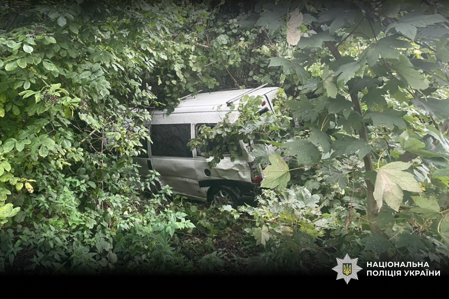 На трасі Львів-Івано-Франківськ перекинувся мікроавтобус: жінка в лікарні (ФОТОФАКТ)