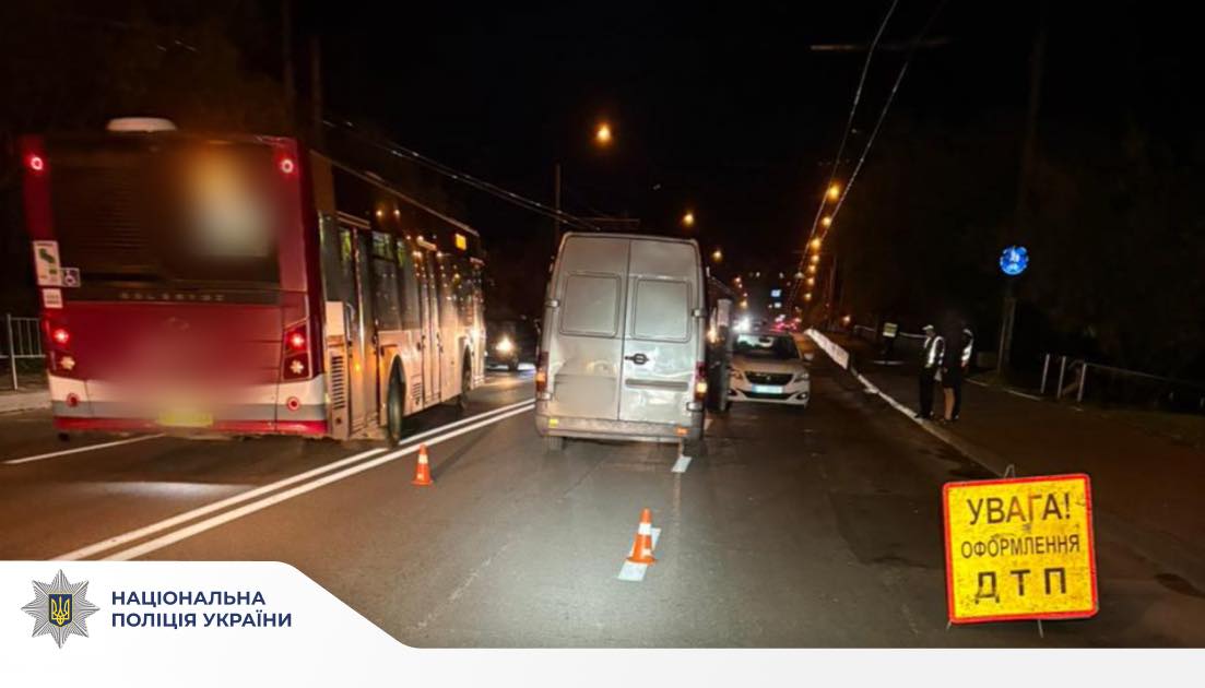 Раптово вибіг на дорогу: у Франківську водій вантажівки збив чоловіка