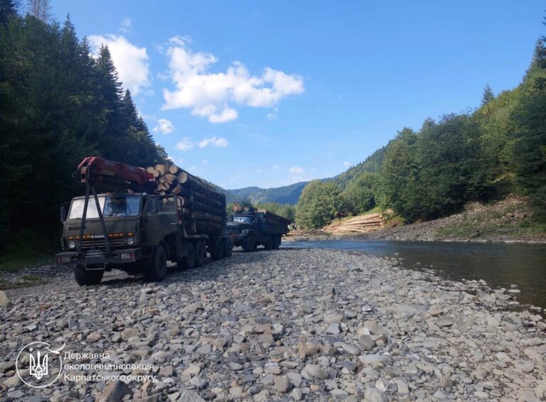 На Верховинщині склали протоколи на водіїв за проїзд через річку